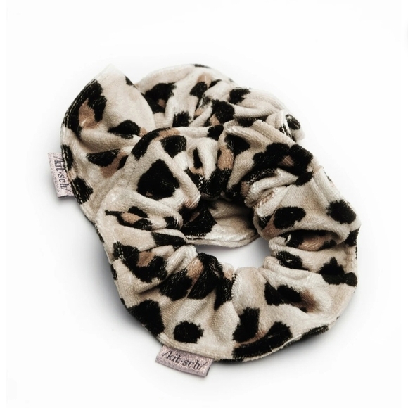 NWT Kitsch Leopard Microfiber Towel Scrunchies 2 Pack - Picture 3 of 10